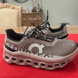 WOMEN'S ON CLOUDMONSTER RUNNING SHOES